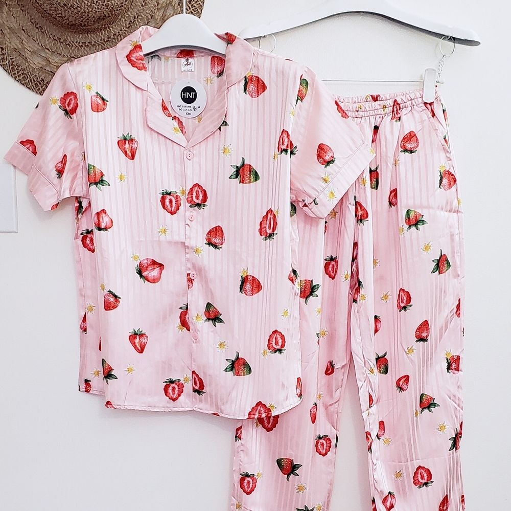 Junior's satin pajamas set